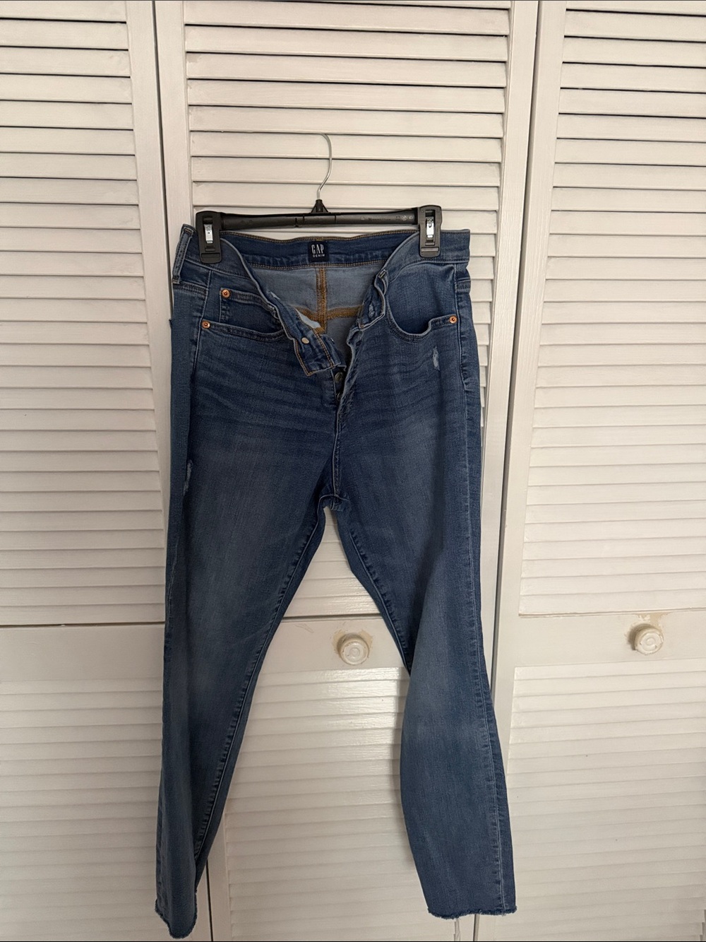 GAP Women's Skinny Jeans in Medium Blue Wash